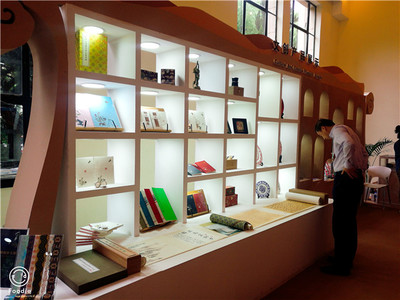 甘肅省圖書館文化創(chuàng)意產(chǎn)品亮相第十二屆中國(guó)藝術(shù)節(jié)演藝及文創(chuàng)產(chǎn)品博覽會(huì)